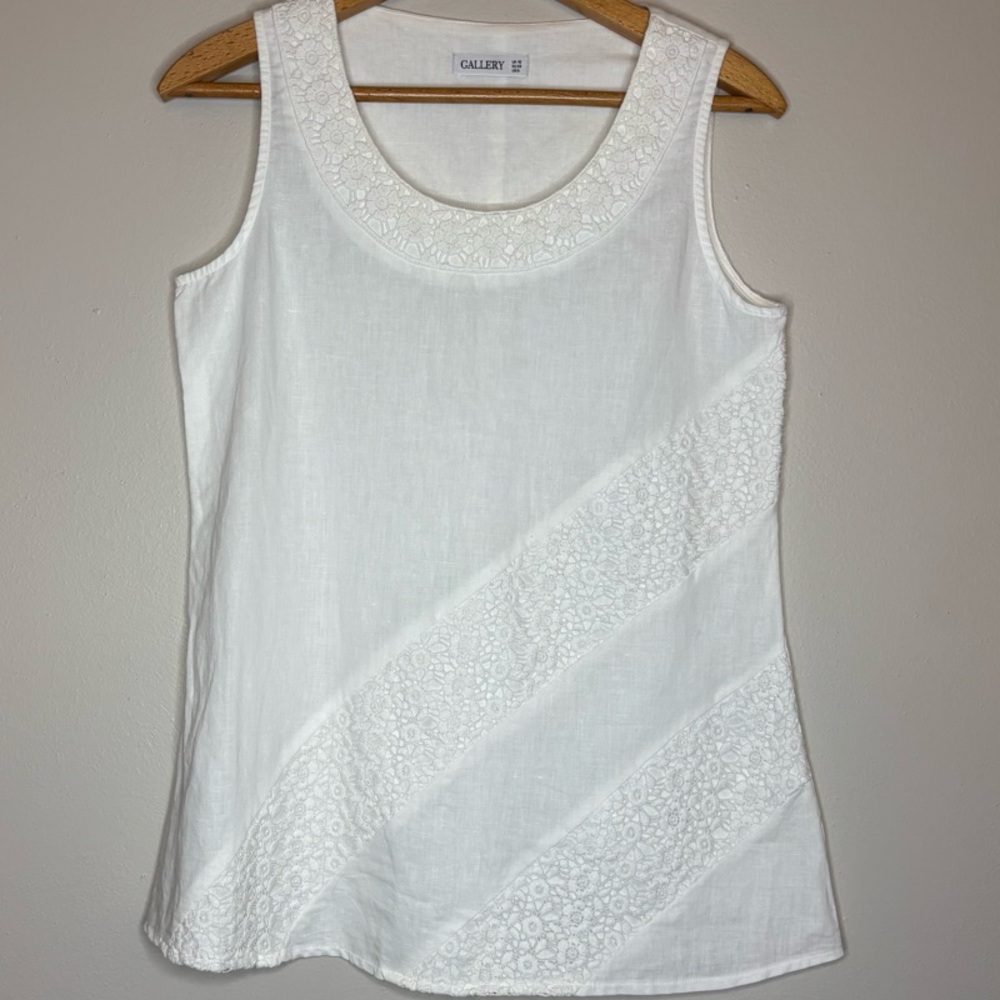 GALLERY White Tank with lace texture detail US6